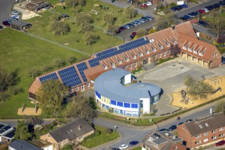 Aerial photo, primary school Mauritiusschule and schoolyard, solar roof, Nordkirchen, Münsterland,