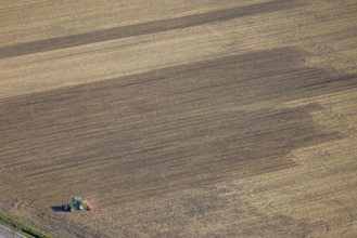 Aerial view, agricultural work with tractor on a field, Ascheberger Straße, Capelle, Nordkirchen,