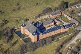 Aerial photo, Adolphsburg, also Adolfsburg Castle, moated castle in Hundemtal, Oberhundem,