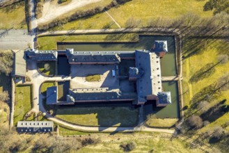 Aerial photo, Adolphsburg, also Adolfsburg Castle, moated castle in the Hundem Valley, vertical