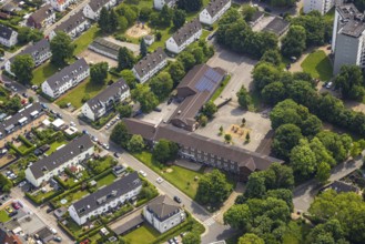 Aerial view, Erik-Nölting-Grundschule with schoolyard and roof with solar panels, Hattingen, Ruhr