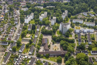 Aerial view, Erik-Nölting-Grundschule with schoolyard and roof with solar panels, triple high-rise