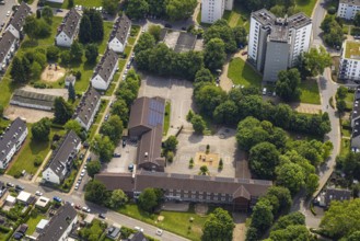 Aerial view, Erik-Nölting-Grundschule with schoolyard and roof with solar panels, 3-fold high-rise