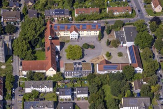 Aerial view, Südparkschule and schoolyard with tree, Brauck, Gladbeck, Ruhr area, North