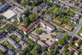 Aerial view, Südparkschule and schoolyard with tree, Brauck, Gladbeck, Ruhr area, North
