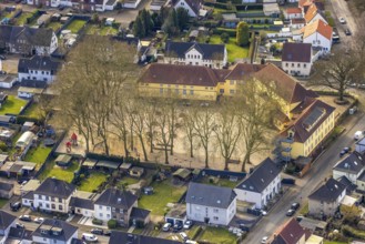 Aerial view, Pestalozzischule GGS Gladbeck and schoolyard surrounded by trees, Zweckel, Gladbeck,