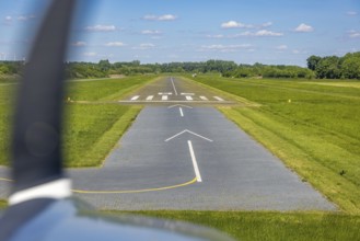 Aerial view, Hamm-Lippewiesen airfield, runway and landing strip, Heessen district, Hamm, Ruhr