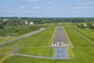 Aerial view, Hamm-Lippewiesen airfield, runway and landing strip, Heessen district, Hamm, Ruhr