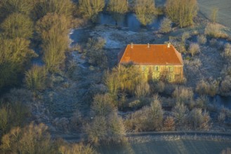 Aerial view, Haus Hohenover, historical landmark with plant growth on the house wall and red roof