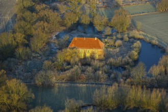 Aerial view, Haus Hohenover, historical landmark with plant growth on the house wall and red roof