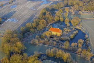 Aerial view, Haus Hohenover, historical landmark with plant growth on the house wall and red roof
