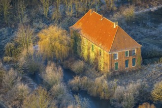 Aerial view, Haus Hohenover, historical landmark with plant growth on the house wall and red roof