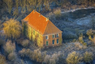 Aerial view, Haus Hohenover, historical landmark with plant growth on the house wall and red roof
