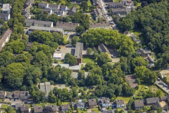 Aerial view, primary school Auf dem Berg, surrounded by green trees, Bergheim, Duisburg, Ruhr area,