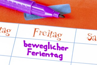 (Photomontage) Close-up of a timetable with added text BEWEGLICHER FERIENTAG