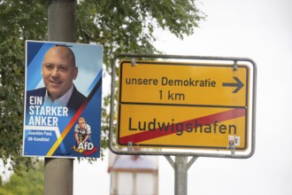 (Photomontage) Poster of the expelled Ludwigshafen mayoral candidate Joachim Paul (AfD), next to a