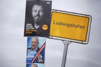 (Photomontage) Town sign and election posters for the mayoral election in Ludwigshafen: Jens Peter