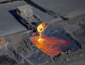 Aerial view, ArcelorMittal Hochfeld GmbH steel wire plant, dumping of red-hot material, Laar,