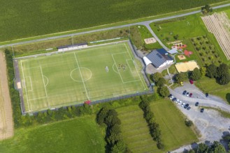 Aerial photo, sports field Reiste SuS Reiste e.V. and athletes on the field, Reiste, Eslohe,