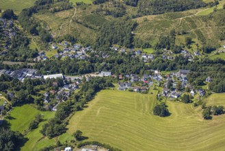 Aerial view, housing estate Im Baukholt an der Volmestraße Bundesstraße B54, meadow area and forest