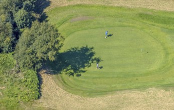 Aerial photo, golf meadow Golfclub Varmert e.V., golfer on the meadow at the hole, Elbringhausen,