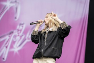 Esther Graf at the Superbloom Festival, Day 1 in the Olympic Park, Munich, 30/08/2025