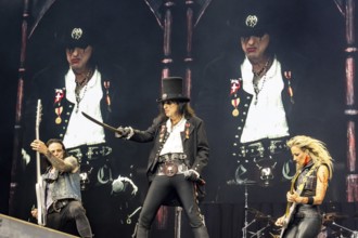 Chuck Garric (bassist), Alice Cooper (singer) and Nita Strauß (guitarist) live at the Scorpions 60