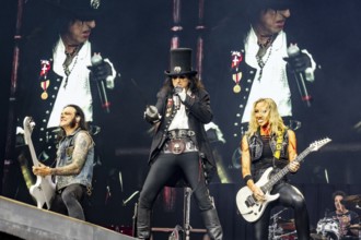 Chuck Garric (bassist), Alice Cooper (singer) and Nita Strauß (guitarist) live at the Scorpions 60