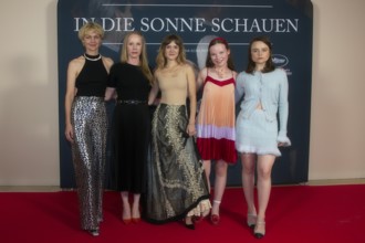 Actresses Luise Heyer, Susanne Wüst, Lea Drinda, Laeni Geiseler, Lena Urzendowsky, IN DIE SONNE