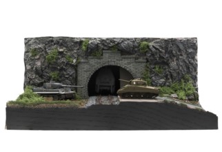 Modelling diorama: Sherman and Tiger at the tunnel