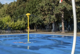 Water playground with yellow fountains, green belt, Cologne, North Rhine-Westphalia, Germany