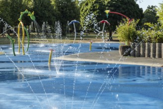 Splashing water jets on the playground, Grüngürtel, Cologne