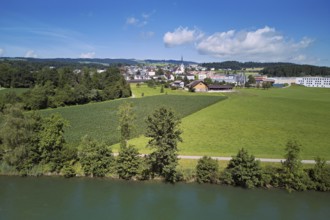 River Reuss, in the background the village with the catholic parish church Mariä Geburt, Sins,