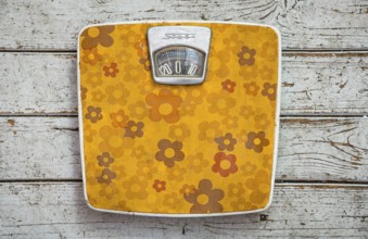 Old vintage bathroom scales, scales, weight, calories, Prilblumen