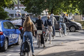 Cycle traffic in Münster, at the intersection of the Ringpromenade, Ludgeristraße to the old town