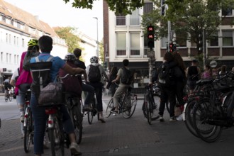 Cycle traffic in Münster, cycle path on Wolbecker Straße, bicycle traffic lights, red light,