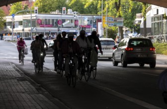 Cycle traffic in Münster, cycle path on Wolbecker Straße, tunnel under the tracks at the main