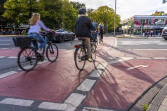 Cycle traffic in Münster, cycle path on Wolbecker Straße, tunnel under the tracks at the main