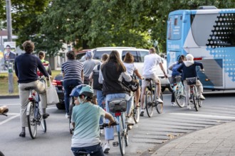 Cycle traffic in Münster, at the intersection of the Ringpromenade, Ludgeristraße to the old town