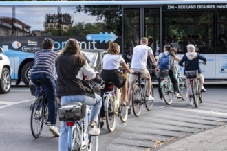 Cycle traffic in Münster, at the intersection of the Ringpromenade, Ludgeristraße to the old town