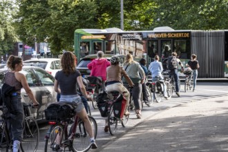 Cycle traffic in Münster, at the intersection of the Ringpromenade, Ludgeristraße to the old town