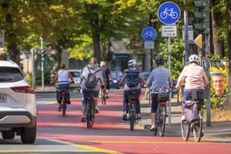 Cycle traffic in Münster, Warendorf Straße, broadly marked red asphalt as cycle path, cycle lane,
