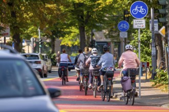 Cycle traffic in Münster, Warendorf Straße, broadly marked red asphalt as cycle path, cycle lane,