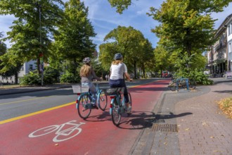 Cycle traffic in Münster, Warendorf Straße, broadly marked red asphalt as cycle path, cycle lane,