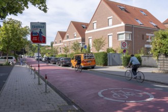Cycling in Münster, cycle lane, Goldstraße, red asphalt and pictograms indicate to motorists that