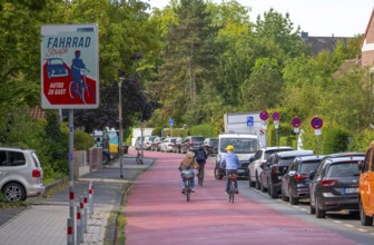 Cycling in Münster, cycle lane, Goldstraße, red asphalt and pictograms indicate to motorists that