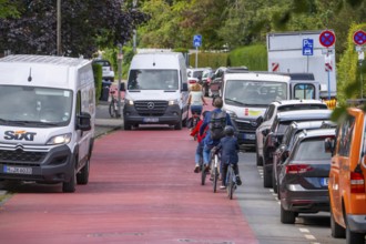 Cycling in Münster, cycle lane, Goldstraße, red asphalt and pictograms indicate to motorists that