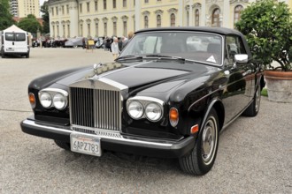 Elegant black Rolls-Royce, perfectly presented in a classic setting, Retro Classics meets Baroque,