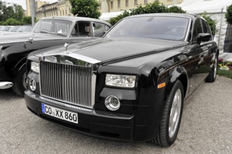 Rolls-Royce Phantom, Modern black Rolls-Royce presented at an outdoor car event, Retro Classics