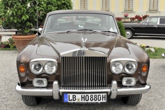Rolls-Royce Phantom, Classic car, Brown classic Rolls-Royce in front of a yellow building, Retro